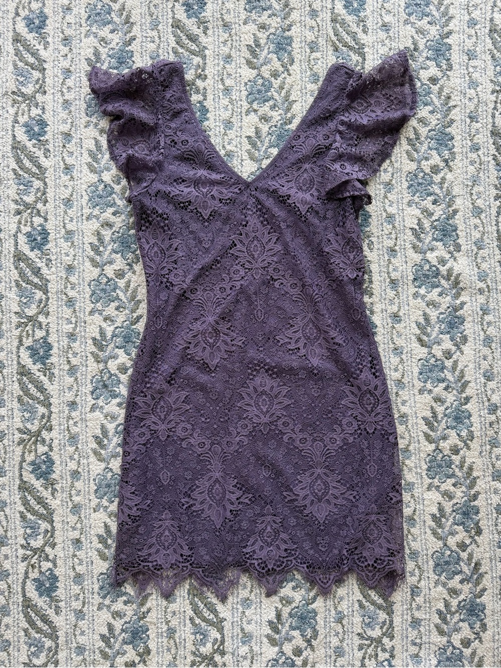 Francesca's Purple Floral Lace Mini Dress Size S
Ruffle Sleeve V-Neck